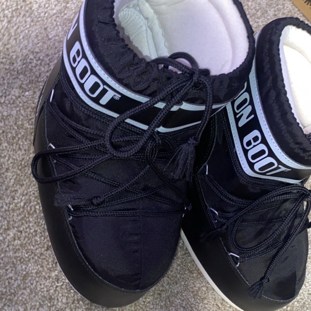 Womens original moon boots size 39/41 US 8-9.5